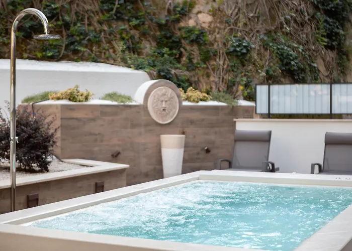 Apartment Pool & Deluxe Rom