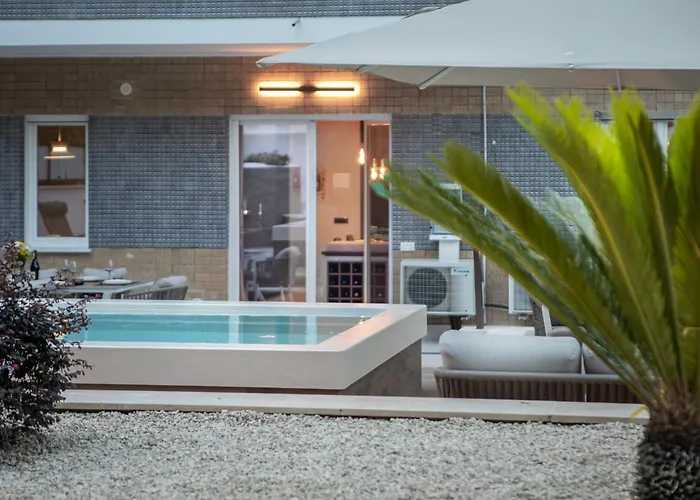 Apartment Pool & Deluxe