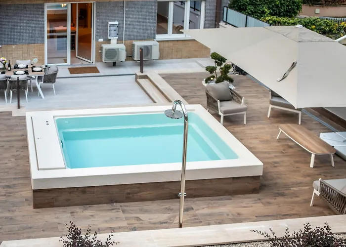Pool & Deluxe Apartment