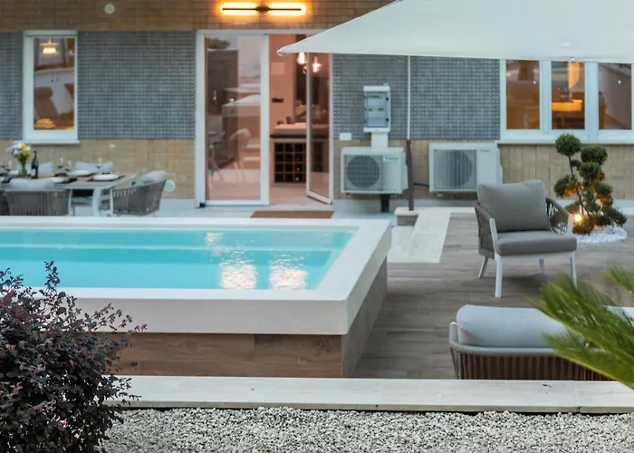 Apartment Pool & Deluxe Rom